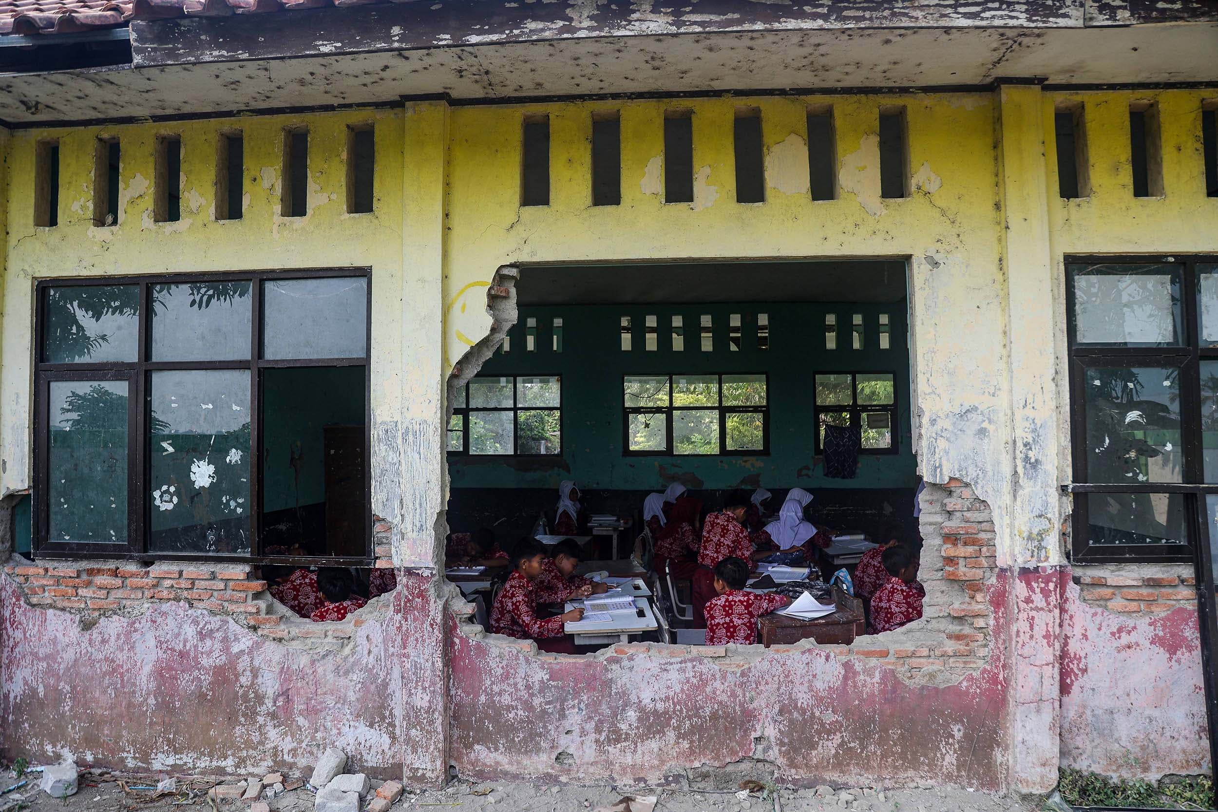 Siswa mengikuti kegiatan belajar mengajar di samping tembok bangunan yang jebol di SDN 3 Sukajadi, Sukakarya, Kabupaten Bekasi, Jawa Barat, Rabu (23/9/2026).ANTARA FOTO/Darryl Ramadhan/agr
