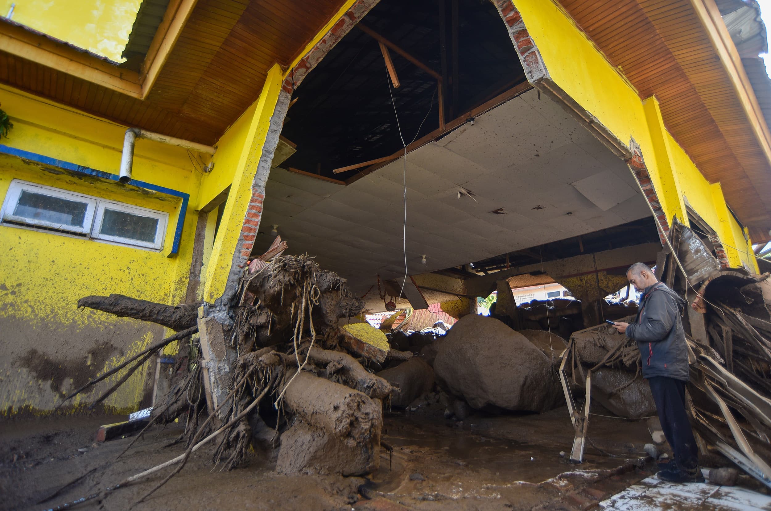 Pegawai Pemkab Solok berada di kantornya yang penuh dengan material batu akibat terdampak dari banjir bandang di Arosuka, Solok, Sumatera Barat, Rabu (23/9/2026).ANTARA FOTO/Fitra Yogi/agr
