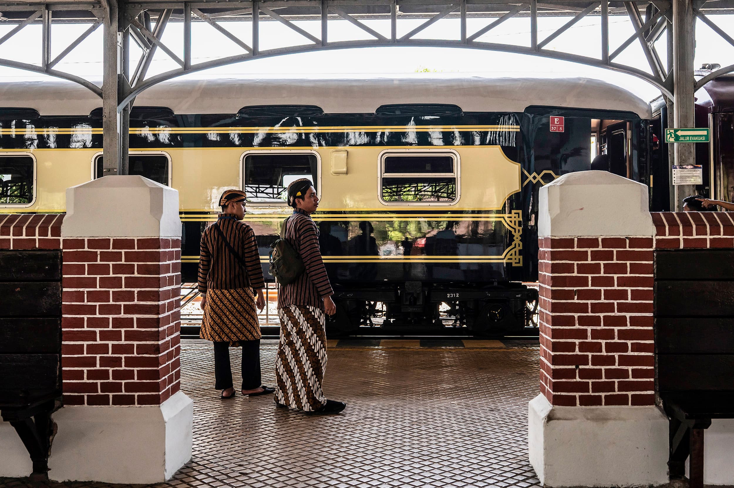Peserta berada di dekat rangkaian kereta api luar biasa saat napak tilas 159 tahun perjalanan kereta api pertama di Indonesia, di Stasiun Kedungjati, Grobogan, Jawa Tengah, jumat (25/9/2026).ANTARA FOTO/Aprillio Akbar/agr