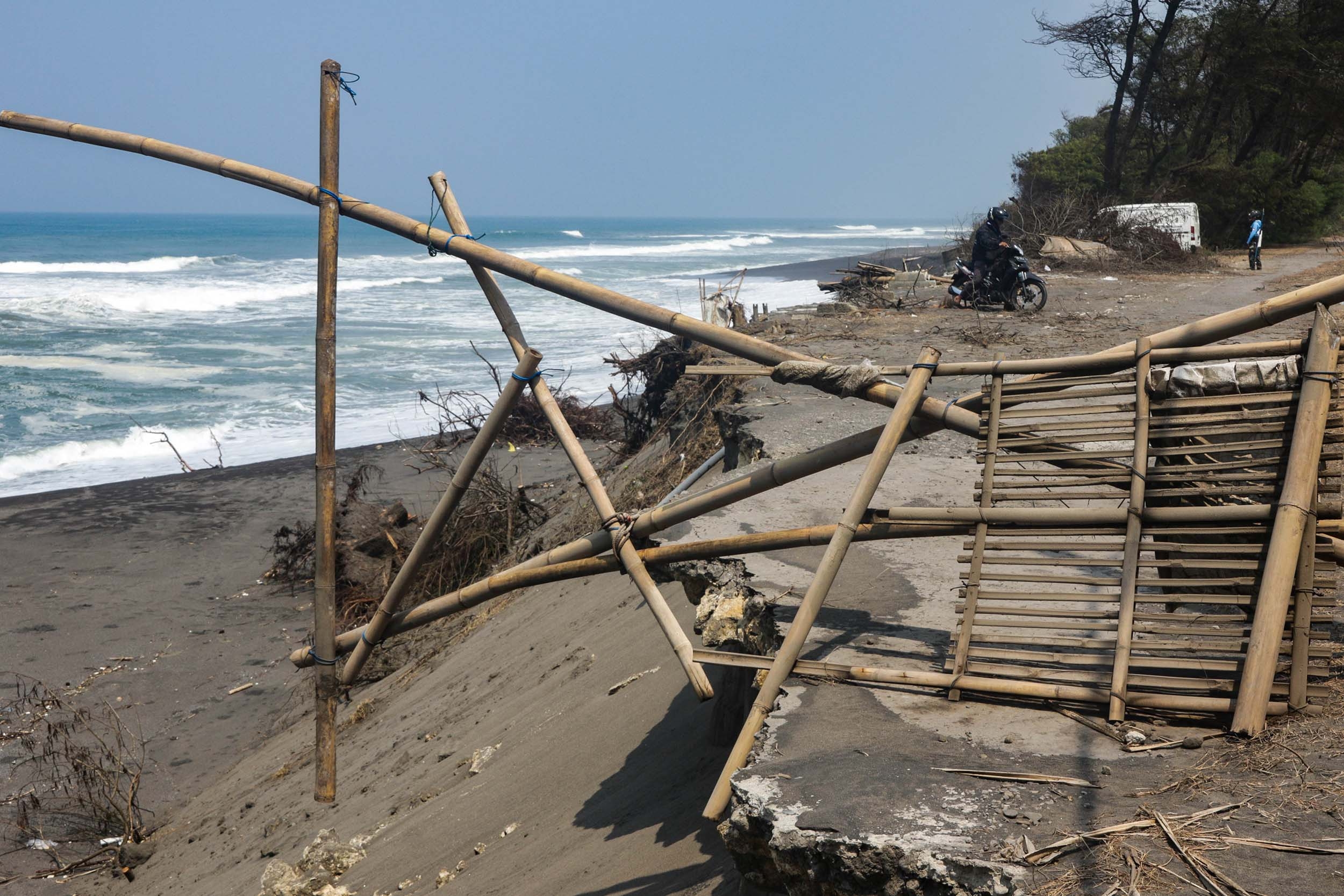 Jalan Alternatif Terdampak Abrasi Pantai di Bantul