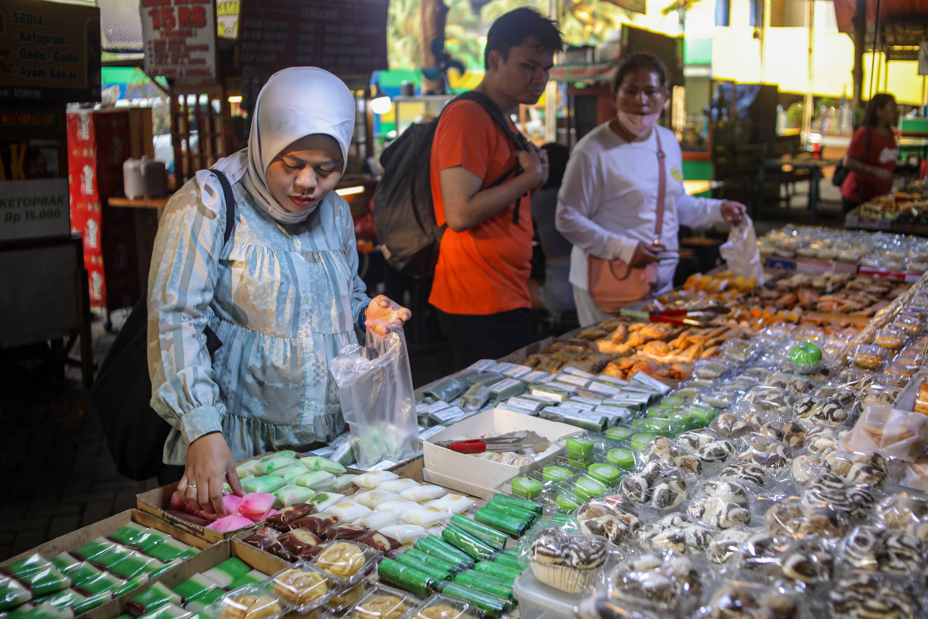 Pembeli memilih makanan di Sentra Kue Subuh, Pasar Senen, Jakarta, Senin (28/9/2026).AKURAT.CO/Endra Prakoso