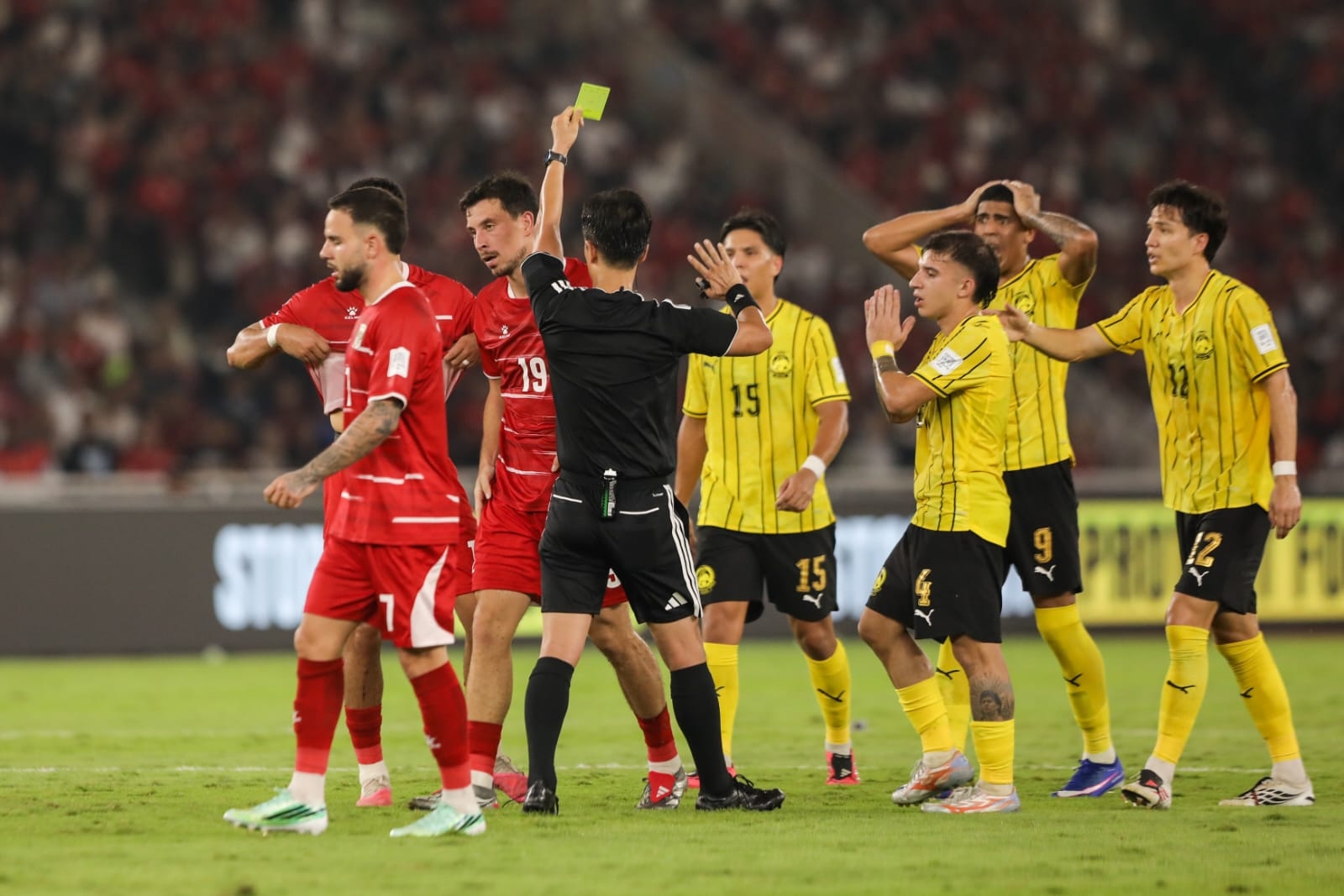 Indonesia vs Malaysia: Thom Haye Kartu Merah, 'Duel Serumpun' di GBK Sementara 0-0