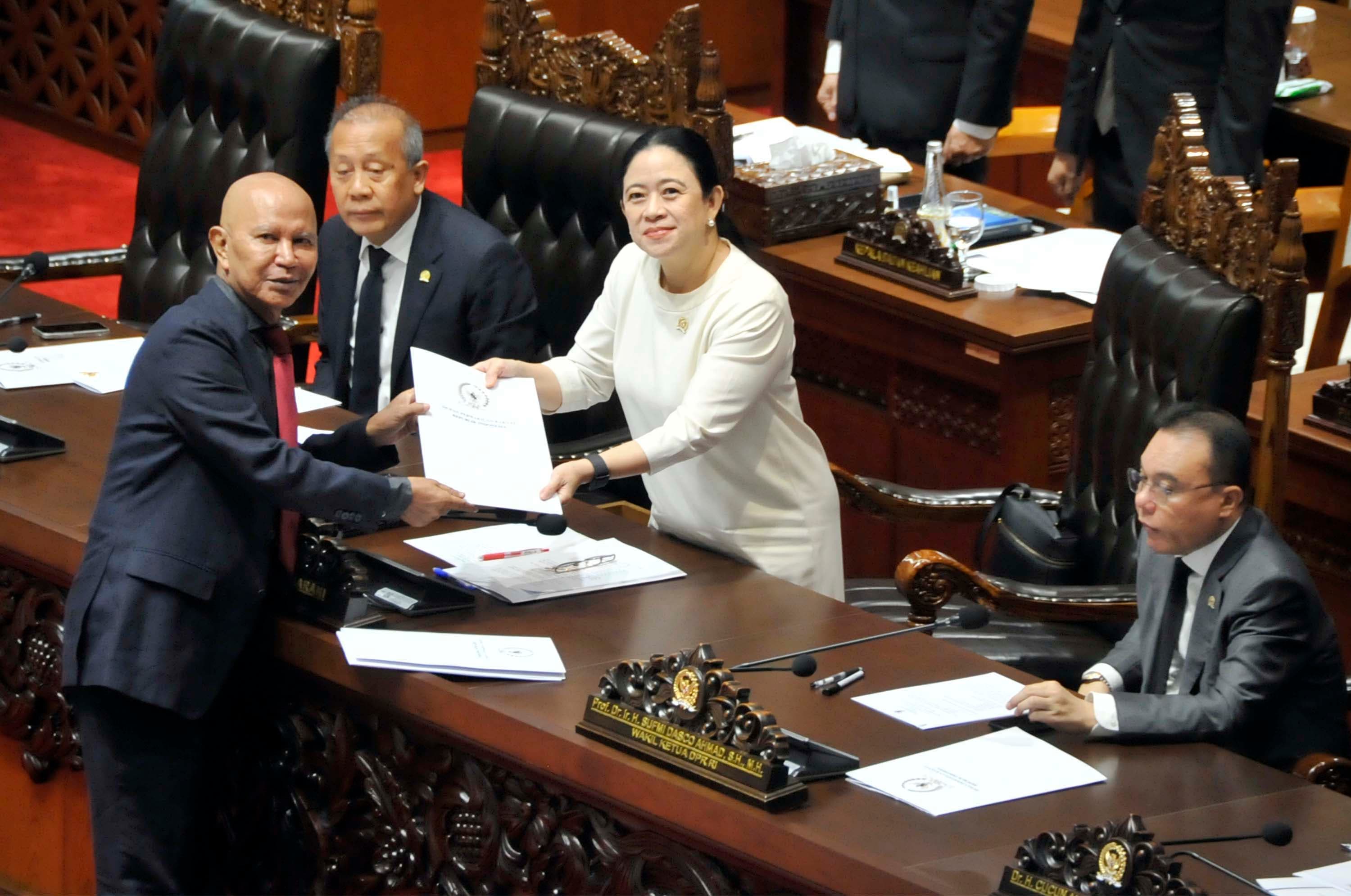 Ketua Badan Anggaran (Banggar) DPR Said Abdullah memberikan laporan fraksi-fraksi kepada Ketua DPR Puan Maharani pada Rapat Paripurna DPR RI ke-7 Masa Persidangan I Tahun Sidang 2026-2027 di Kompleks Parlemen, Senayan, Jakarta, Selasa (29/9/2026). AKURAT.CO/Sopian
