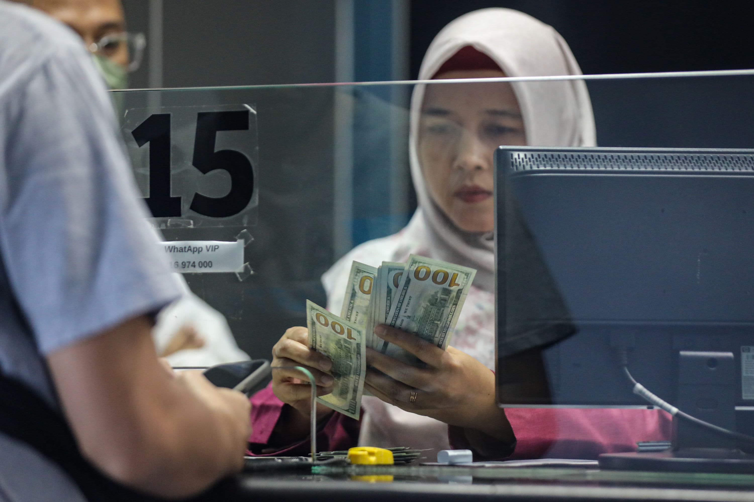 Petugas melayani nasabah yang menukarkan mata uang di gerai penukaran mata uang asing Valuta Inti Prima (VIP), Jakarta, Selasa (29/9/2026).AKURAT.CO/Endra Prakoso