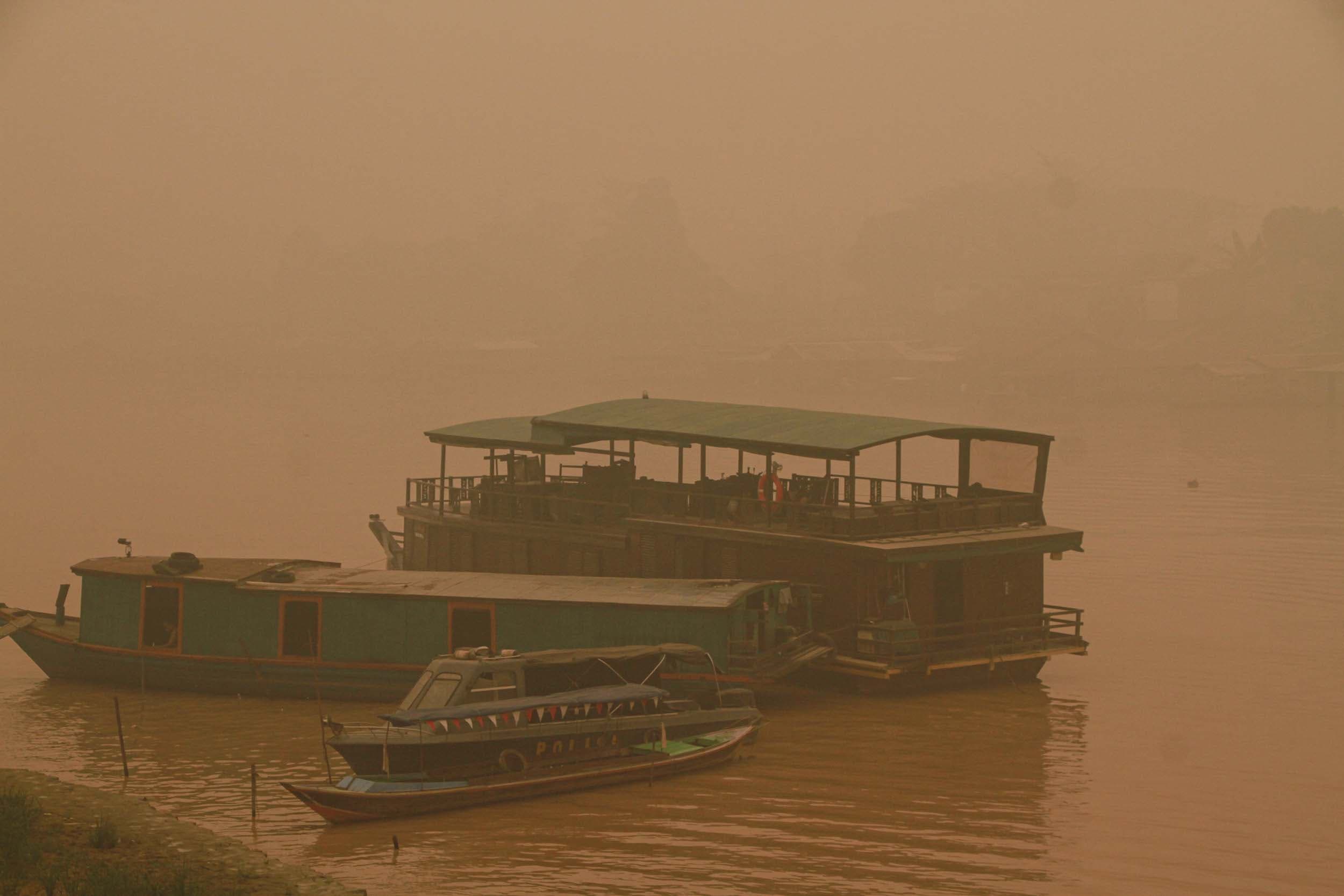 Sejumlah perahu sandar di Sungai Kahayan yang diselimuti asap di Palangka Raya, Kalimantan Tengah, Selasa (29/9/2026).ANTARA FOTO/Auliya Rahman/rwa.