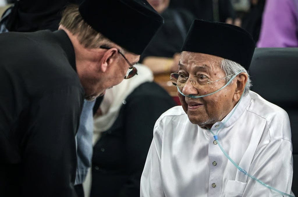 Berusia 101 Tahun, Mahathir Mohamad Dirawat di Rumah Sakit, Dua Hari Setelah Istri Wafat