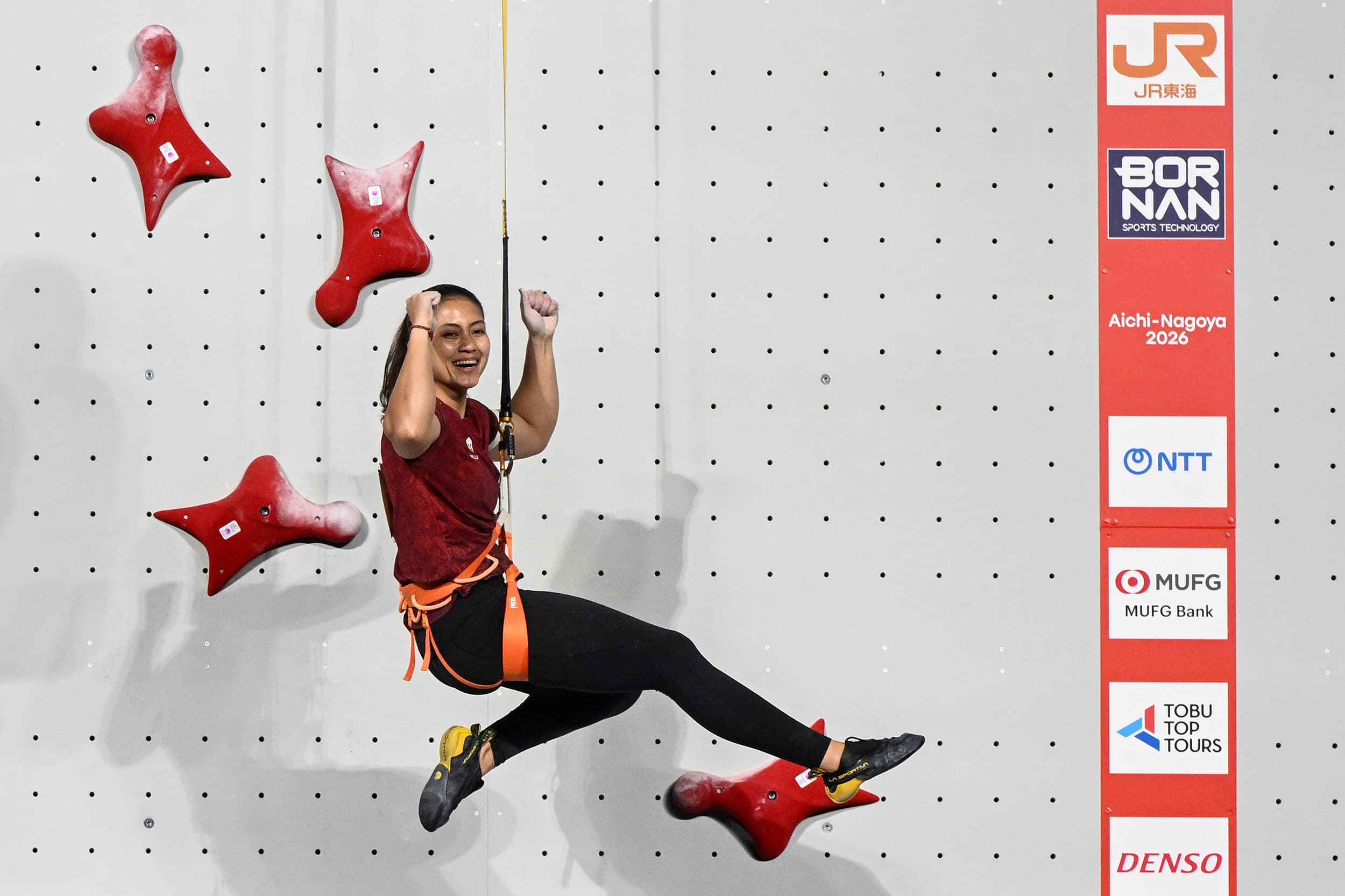 Atlet panjat tebing Indonesia Desak Made Rita Kusuma Dewi berselebrasi usai menjadi yang tercepat pada final nomor speed putri Asian Games 2026 di Portmesse Nagoya Exhibition Hall, Nagoya, Aichi, Jepang, Rabu (30/9/2026). ANTARA FOTO/Fauzan/YU