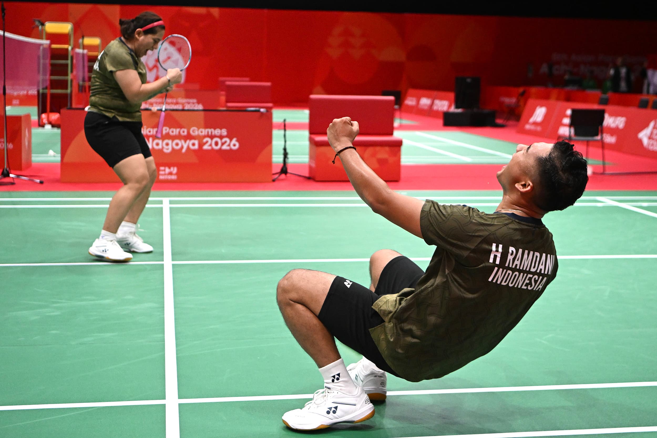 Pebulu tangkis ganda campuran Indonesia Hikmat Ramdani (kanan) dan Leani Ratri Oktila (kiri) meluapkan kegembiraan seusai mengalahkan pasangan India Thulasimathi Murugesan dan Nitesh Kumar pada final nomor ganda campuran SL3-SU5 Asian Para Games 2026 di Municipal Gymnasium, Ichinomiya, Nagoya, Jepang, Jumat (23/10/2026). ANTARA FOTO/M Risyal Hidayat/kye