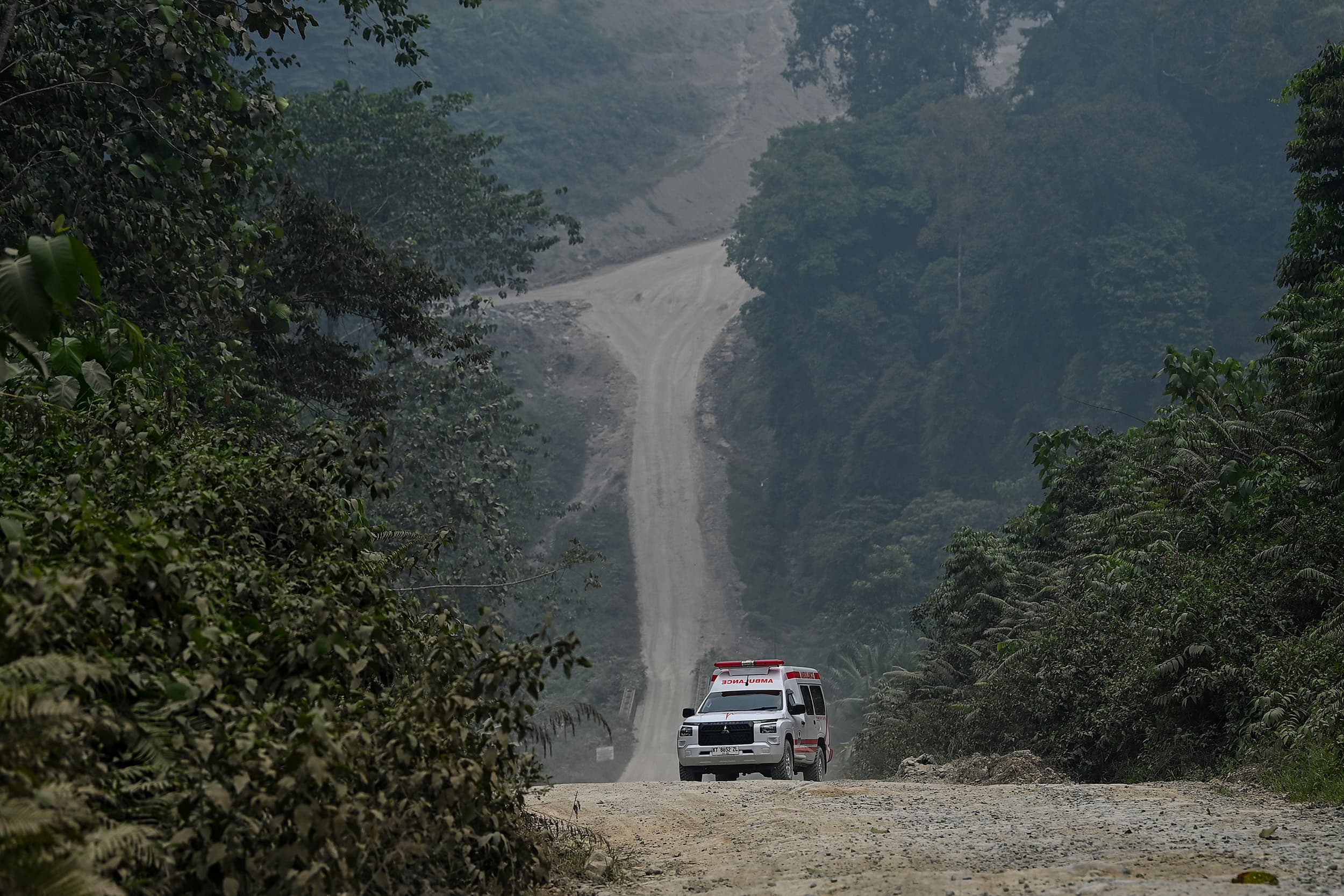 Mobil ambulans melintasi tanjakan jalur Tering–Ujoh Bilang di Kabupaten Mahakam Ulu, Kalimantan Timur, Jumat (23/10/2026).ANTARA FOTO/Sigid Kurniawan/kye