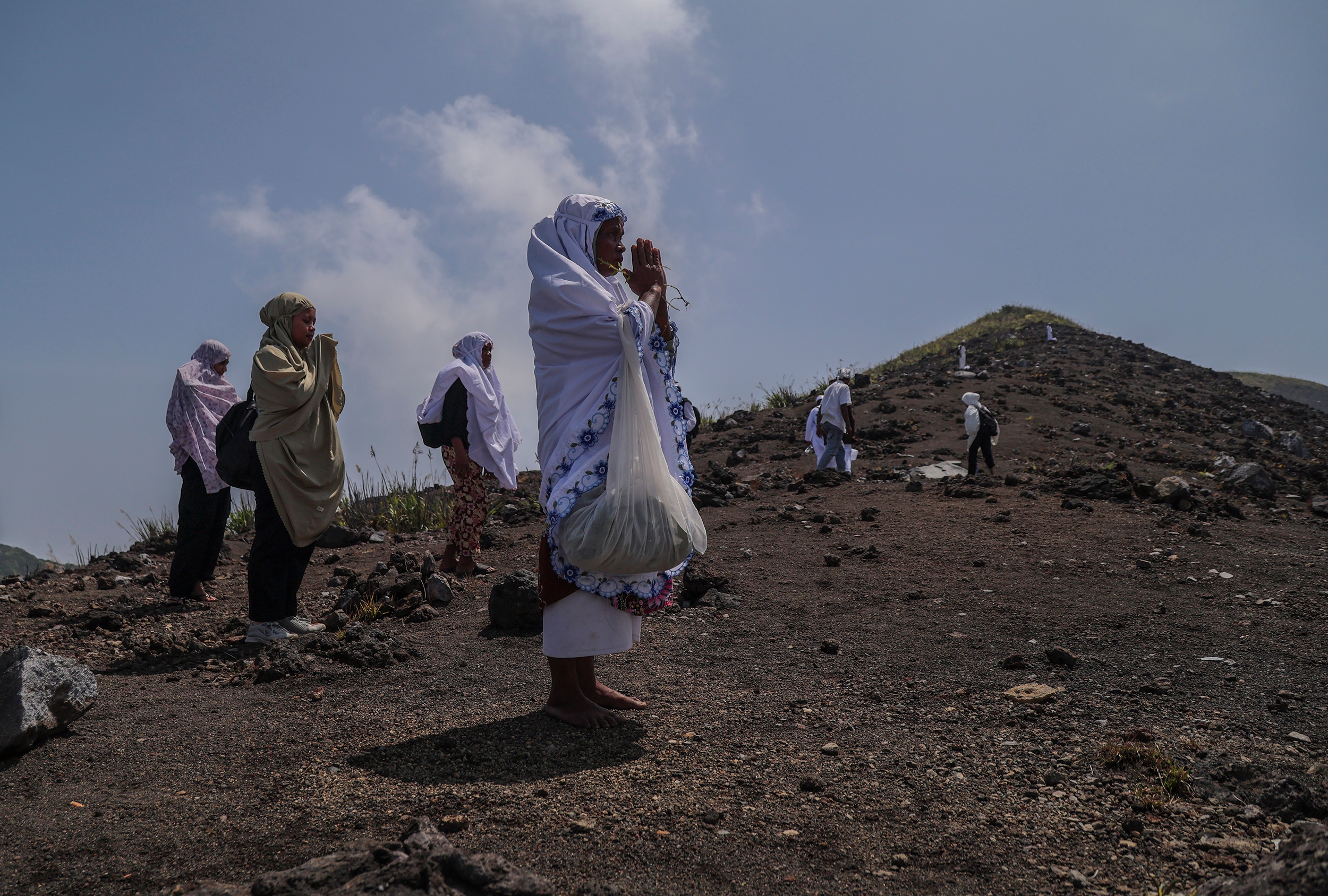 Ritual Adat Fere Kie di Puncak Gunung Gamalama
