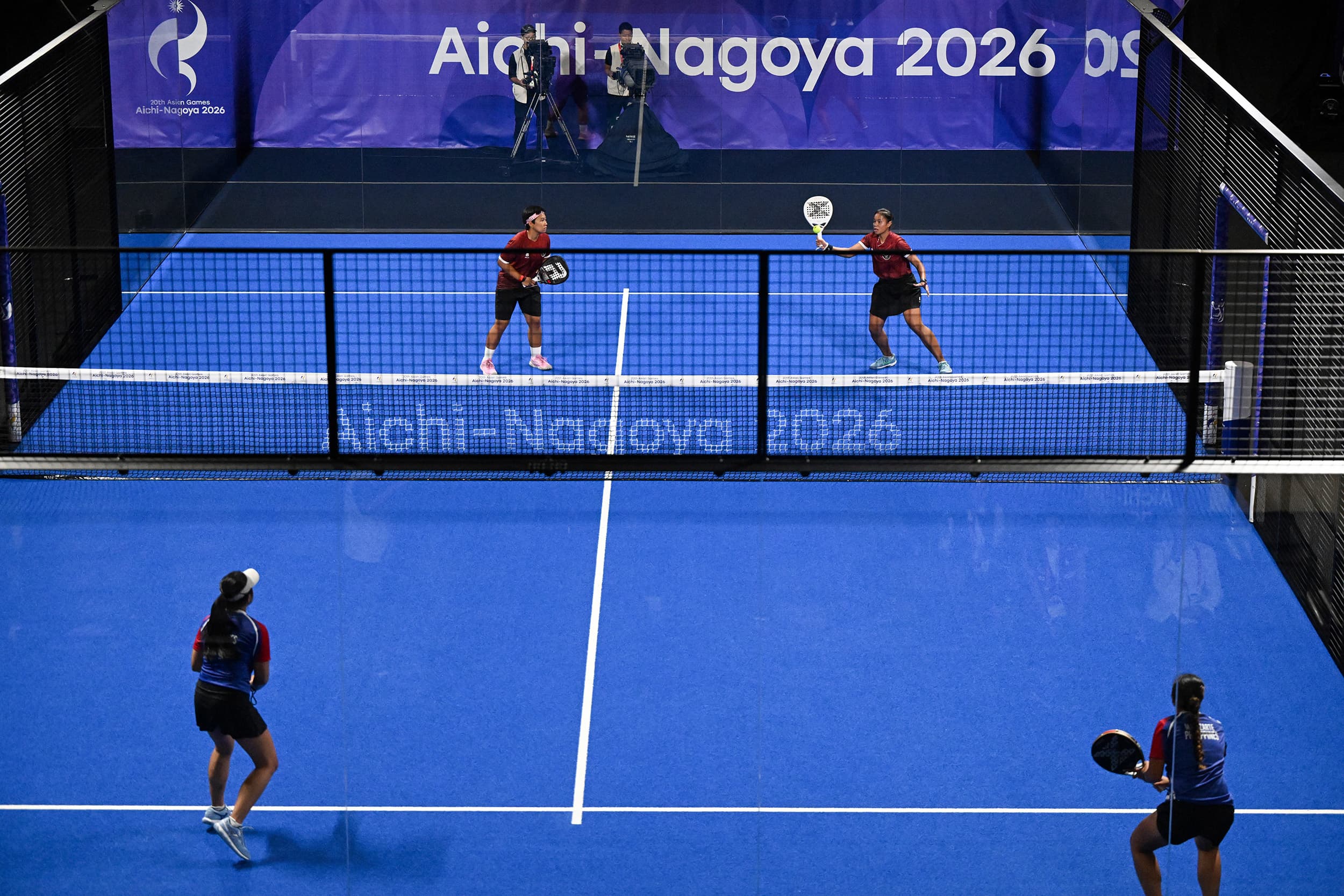 Atlet padel Indonesia Fitriani Sabatini (kanan) dan Fadona Kusumawati (kiri) berusaha mengembalikan bola ke arah atlet padel Filipina Danna Abad dan Joshea Malazarte pada semifinal padel putri Asian Games 2026 di Nagoya City Higashi Sports Center, Nagoya, Jepang, Jumat (2/10/2026).ANTARA FOTO/Fauzan/hma