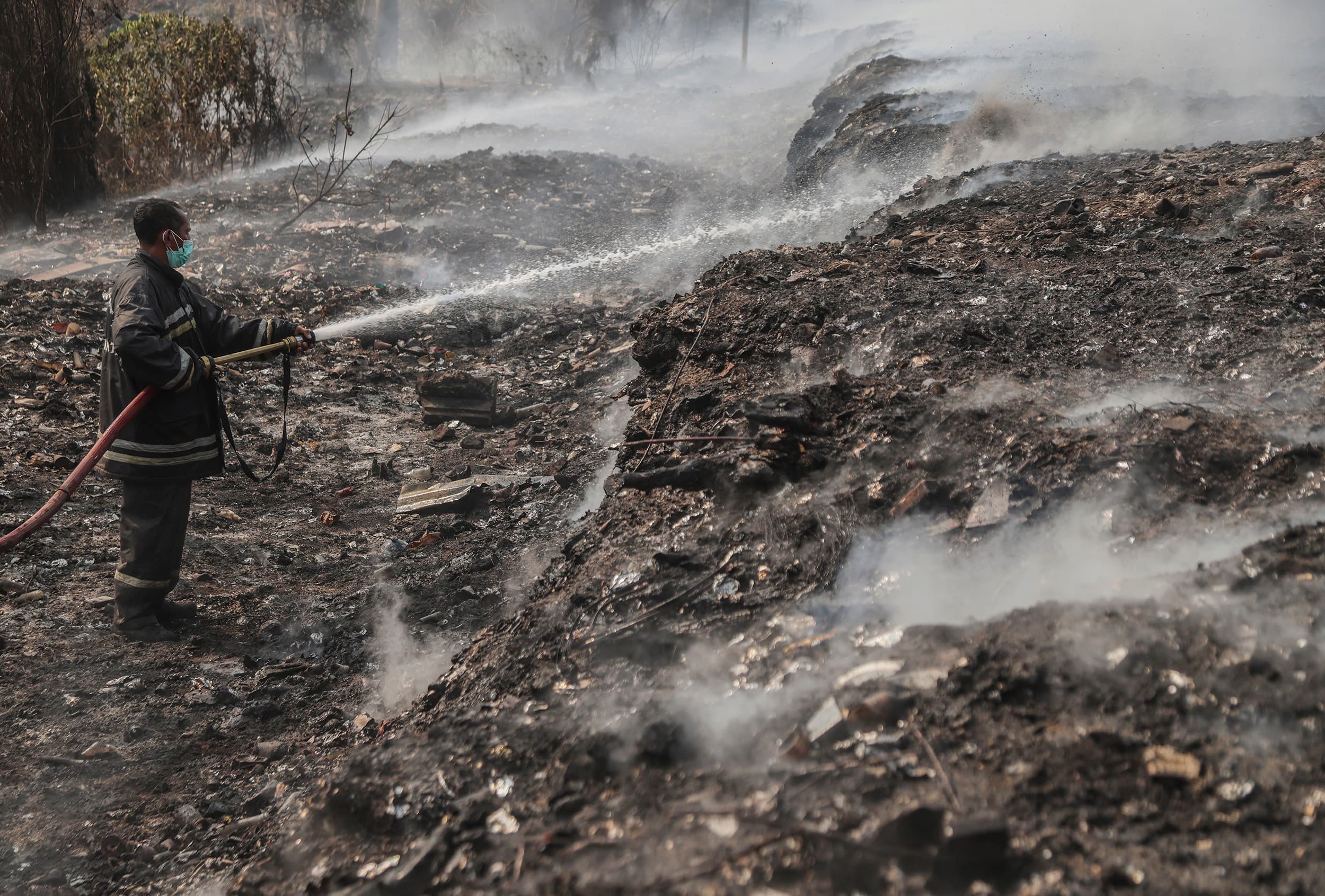 Petugas Dinas Pemadam Kebakaran Kota Ternate memadamkan titik api di Tempat Pembuangan Akhir (TPA) Kelurahan Takome, Ternate, Maluku Utara, Minggu (4/10/2026).ANTARA FOTO/Andri Saputra/wsj.