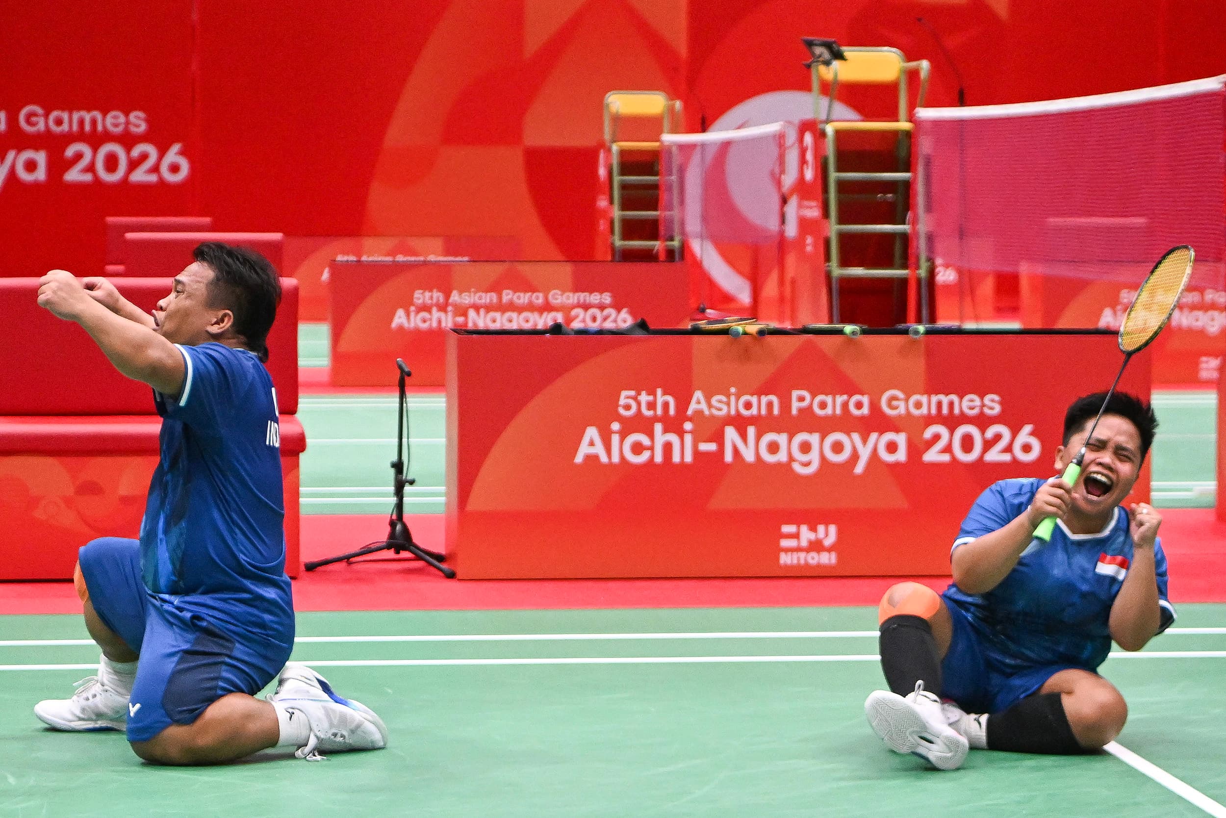 Pebulu tangkis ganda campuran Indonesia Subhan (kiri) dan Rina Marlina (kanan) meluapkan kegembiraan seusai mengalahkan pasangan China Shuangbao Lin dan Qingtao Zeng pada final nomor ganda campuran SH6 Asian Para Games 2026 di Municipal Gymnasium, Ichinomiya, Nagoya, Jepang, Jumat (23/10/2026).ANTARA FOTO/M Risyal Hidayat/kye