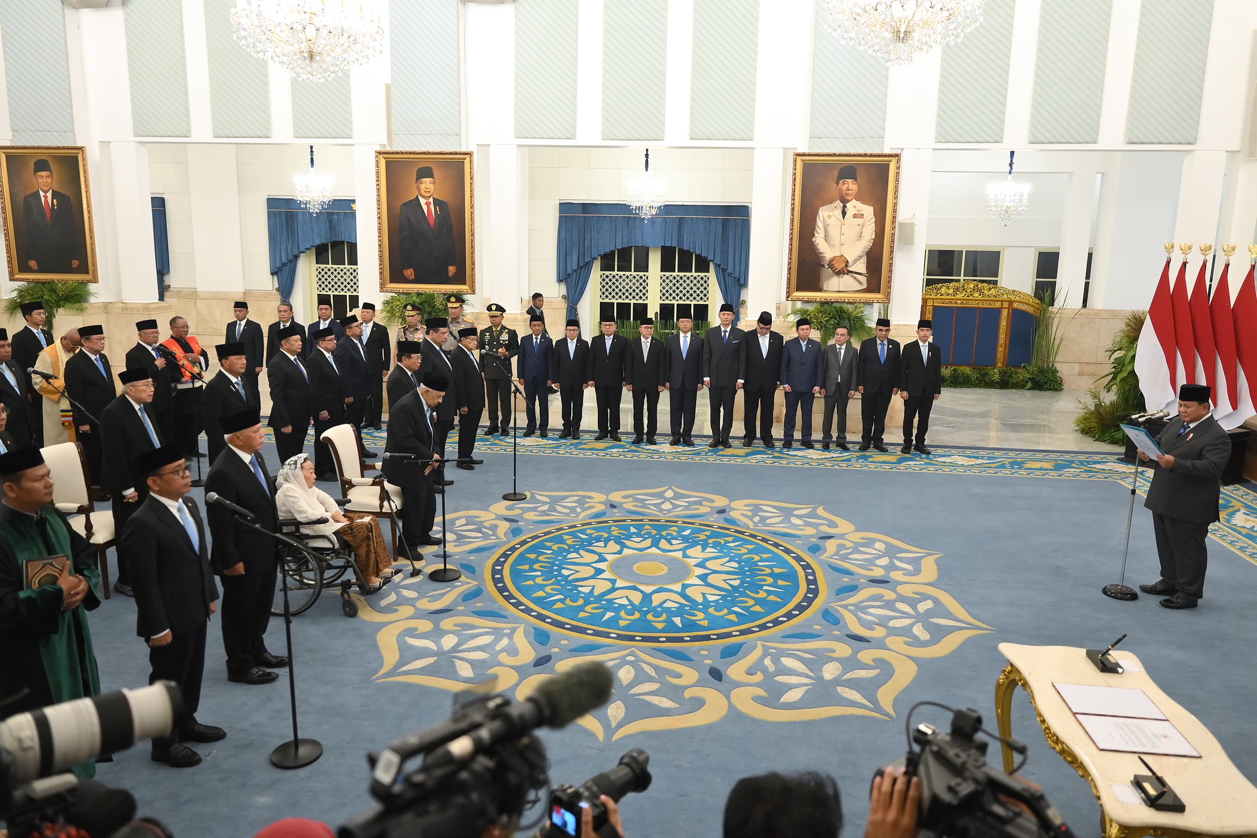 Presiden Prabowo Subianto (kanan) memimpin pelantikan Dewan Pertimbangan Presiden (Wantimpres) di Istana Negara, Jakarta, Jumat (2/1/2026). ANTARA FOTO/Bayu Pratama S/sgd/tom.