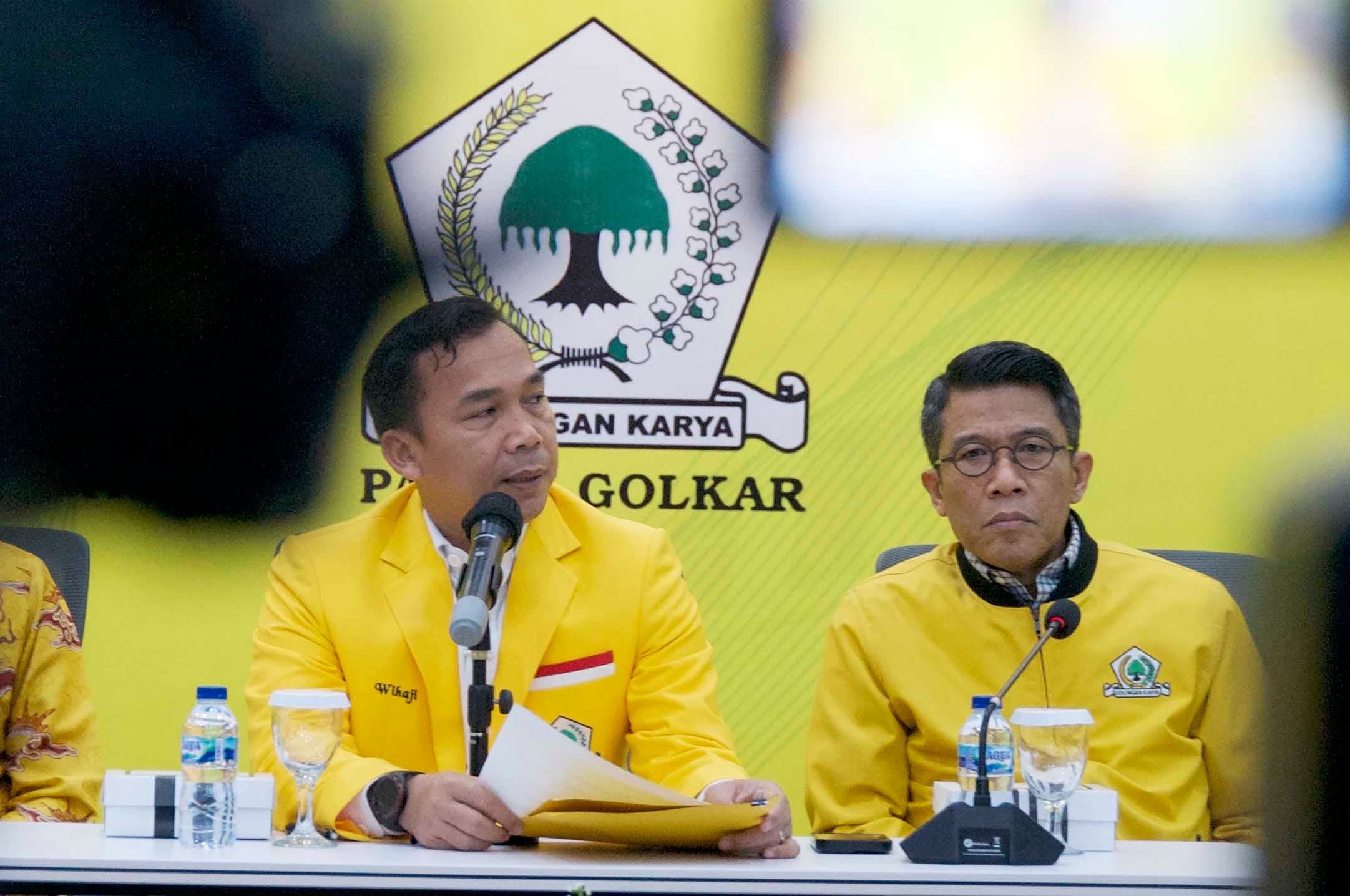 Ketua Penyelenggara HUT ke-62 Golkar Wihaji (kiri) bersama Bendahara HUT ke-62 Golkar, Mukhamad Misbakhun (kanan) dan seluruh panitia saat menggelar konferensi pers di DPP Golkar, Jakarta, Senin (19/10/2026). AKURAT.CO/Sopian