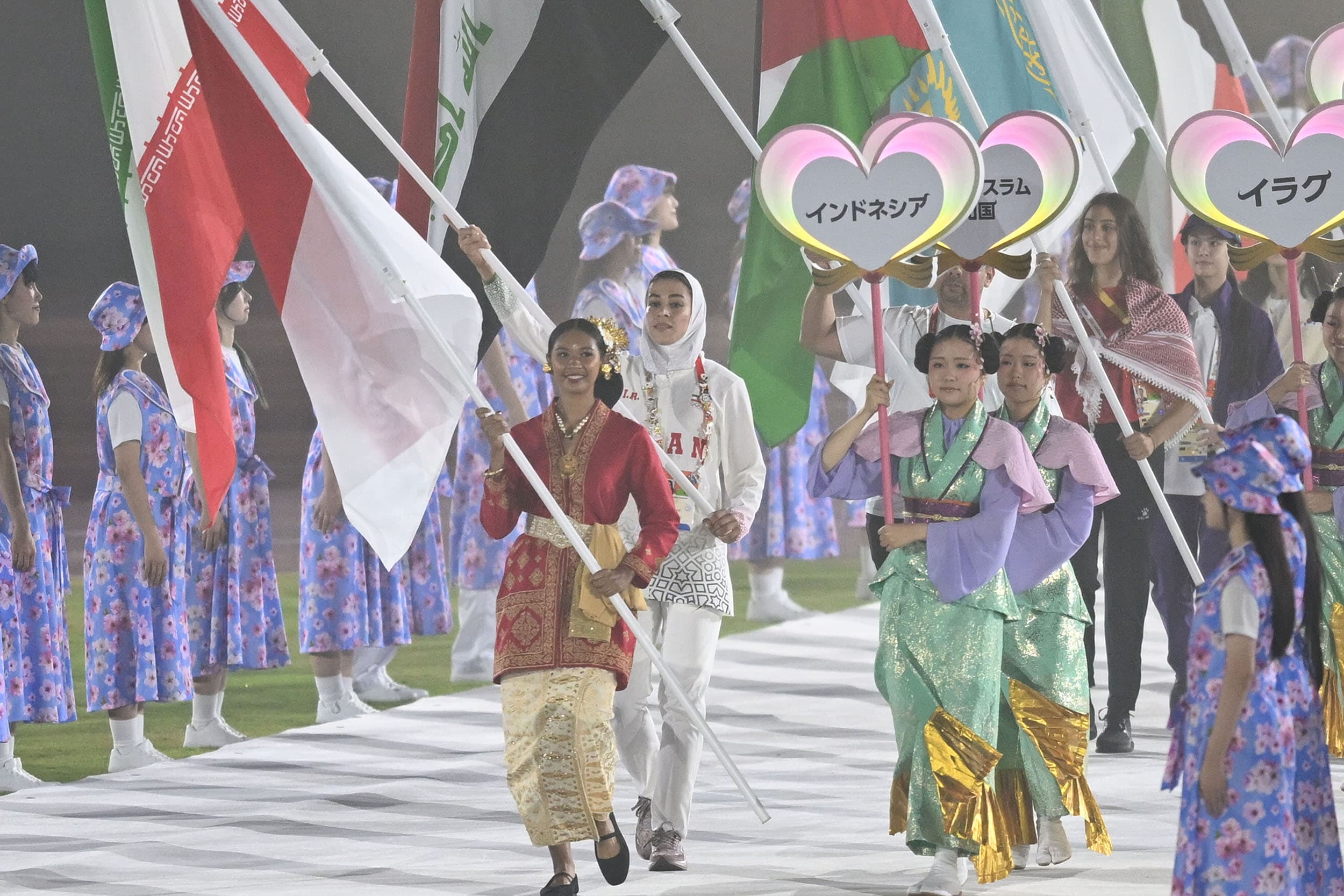 Atlet dan ofisial kontingen Indonesia mengikuti defile saat penutupan Asian Games 2026 di Stadion Paloma Mizuho, Nagoya, Aichi, Jepang, Minggu (4/10/2026). ANTARA FOTO/Fauzan/app/wsj.