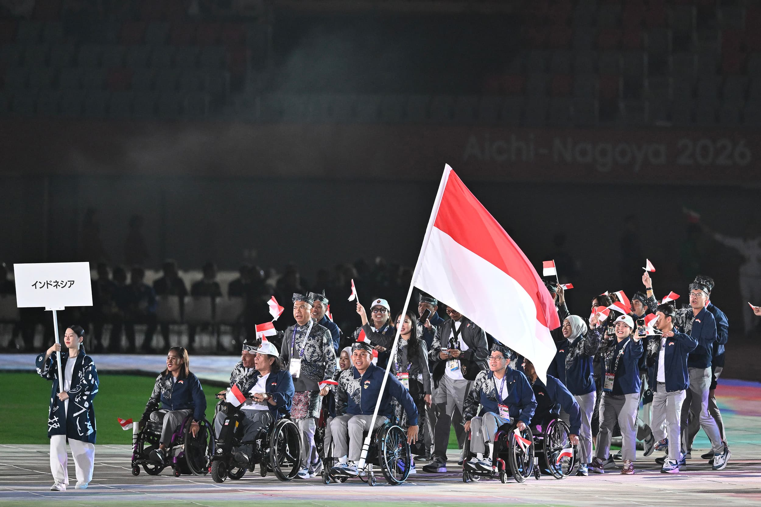 Sejumlah atlet dan ofisial kontingen Indonesia mengikuti defile saat pembukaan Asian Para Games 2026 di Stadion Paloma Mizuho, Nagoya, Aichi, Jepang, Minggu (18/10/2026).ANTARA FOTO/M Risyal Hidayat/kye