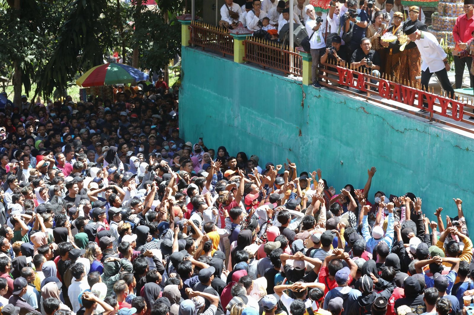 Tradisi Ya Qowiyyu, Ganjar Bagi 6,6 Ton Kue Apem Untuk Ribuan Masyarakat Klaten