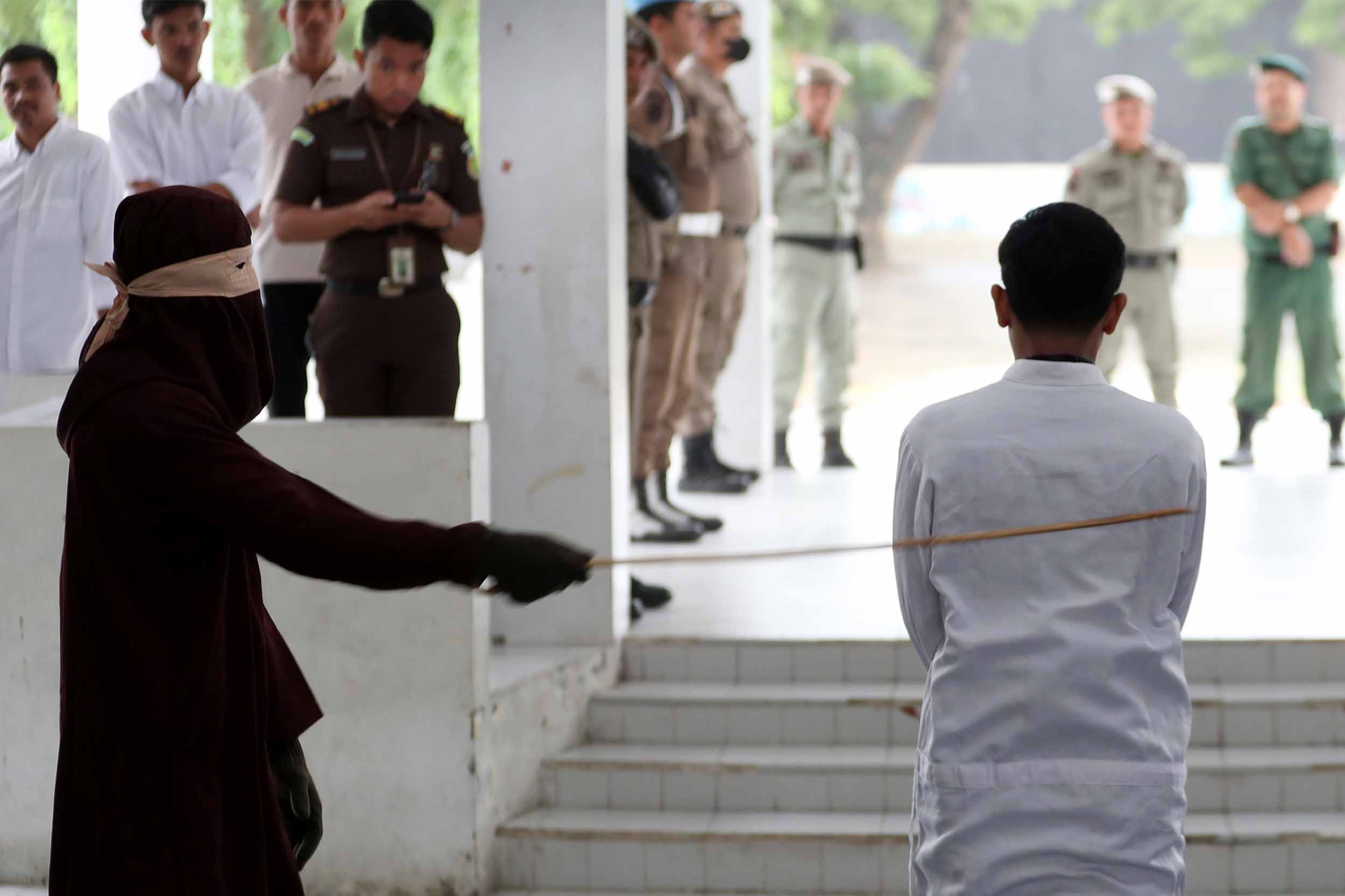 Apa Hukum Melakukan Cambuk pada Pelanggar Syariat Islam di Era Modern?