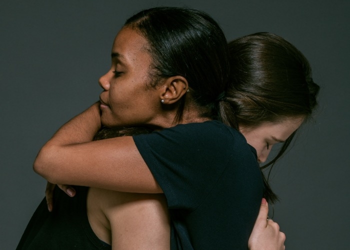 Perbedaan Empati dan Simpati: Dua Sikap Peduli yang Tak Sama