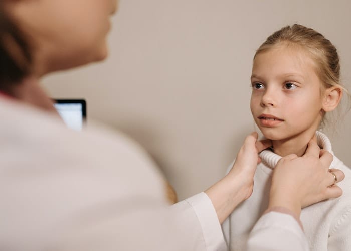 Perbedaan Amandel Dan Radang Tenggorokan Serta Cara Mengatasinya