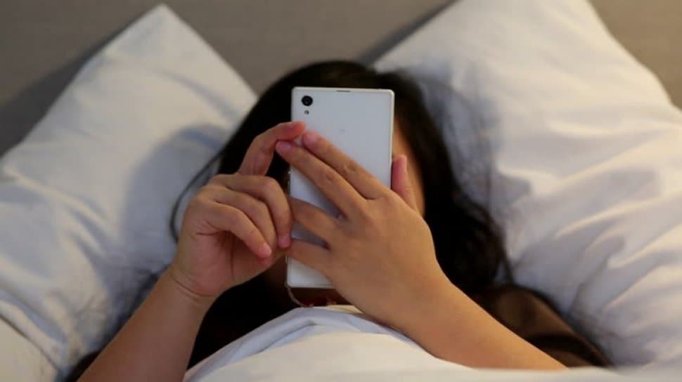 Mode Malam di Ponsel Tidak Membantu Tidur Lebih Baik, Ini Kata Ilmuwan