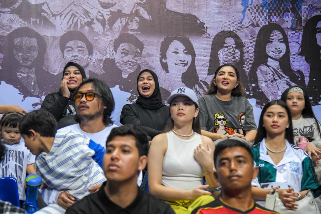 Momen Siti Atikoh Temani Alam Ganjar Bermain Futsal Di Pertandingan Charity Match ‘Goal Kampung’