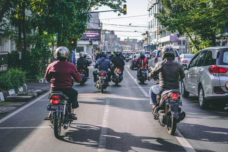 Naik Motor Sambil Merokok Bisa Didenda, Ada Pasalnya Lho