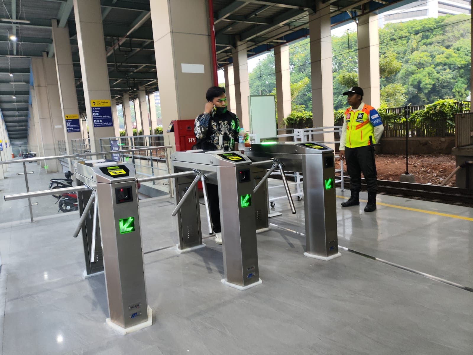 Tingkatkan Layanan, KAI Commuter Tambah Gate Elektronik Di Selasar Utara Stasiun BNI City