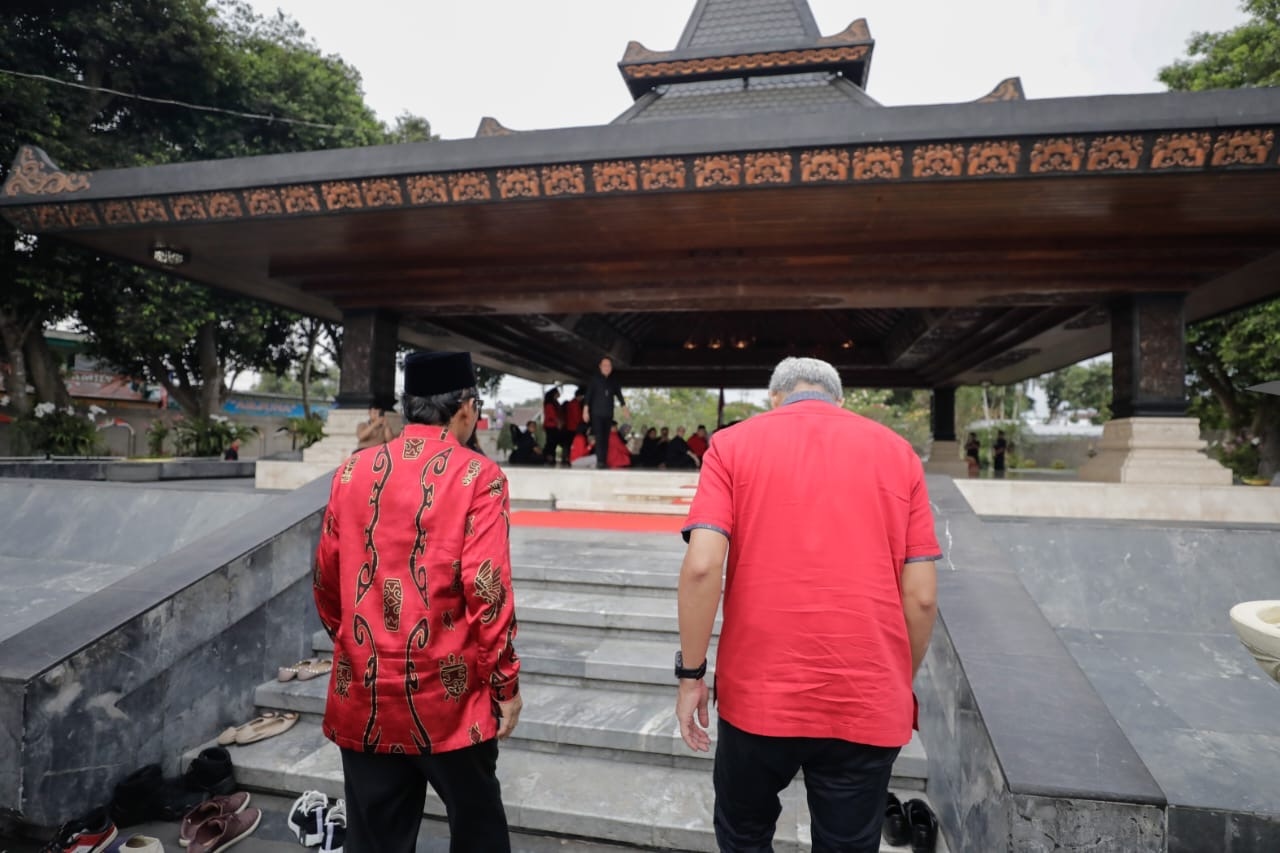 Ganjar-Mahfud Ziarah Ke Makam Soekarno: Perjuangan Bung Karno Membela Wong Cilik Harus Tetap Dilanjutkan