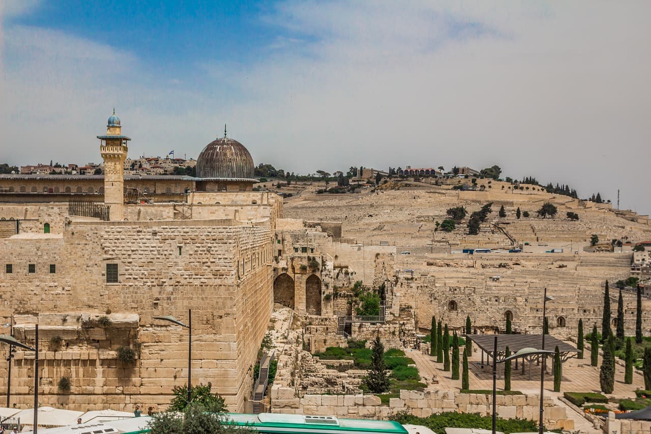 Tafsir Surah Al-Isra Ayat 1: Masjid Al-Aqsa Palestina Sebagai Tempat Yang Suci Dan Diberkahi