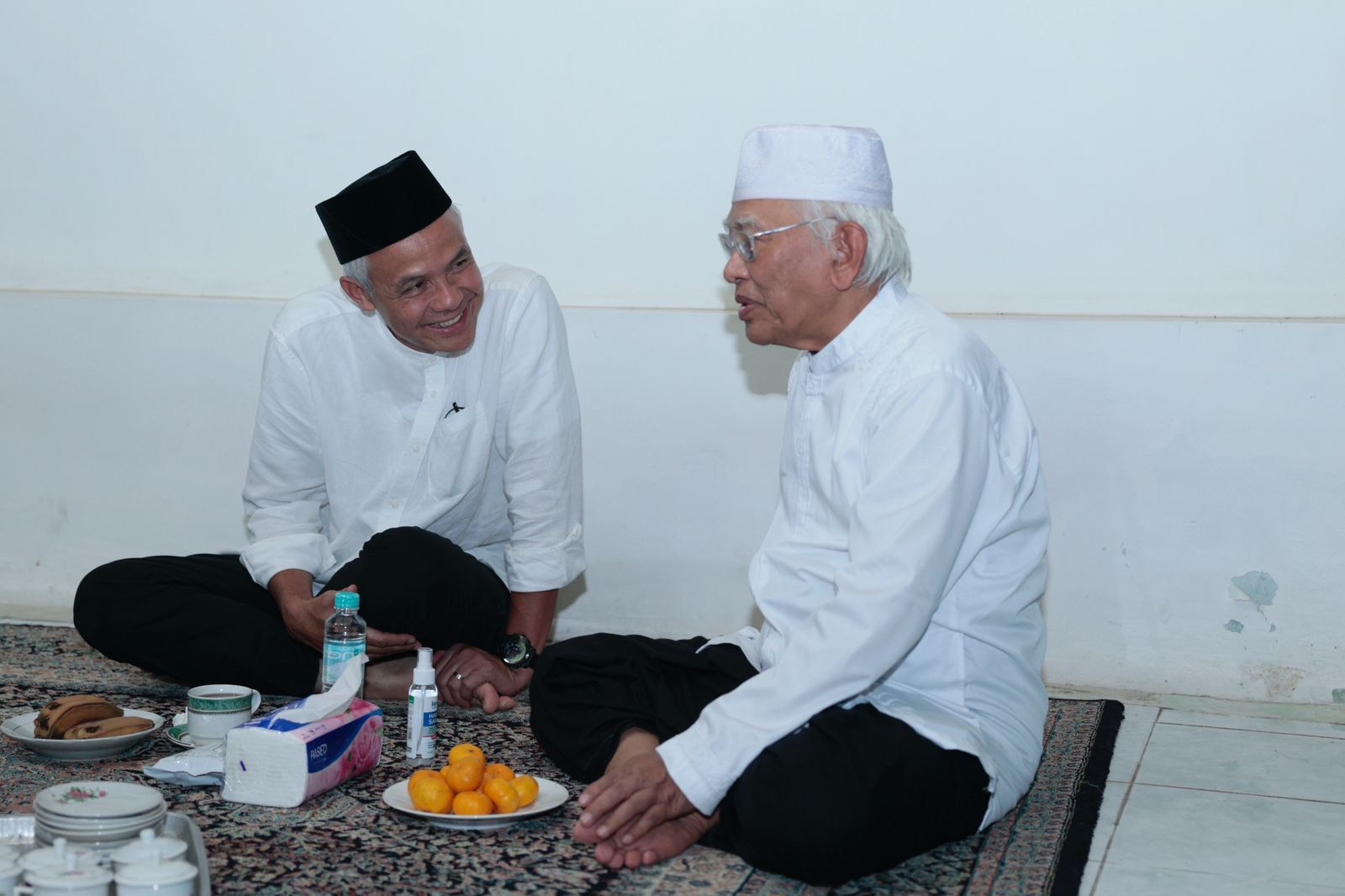 Ganjar Sowan Ke Gus Mus: Saya Didoakan yang Baik-baik