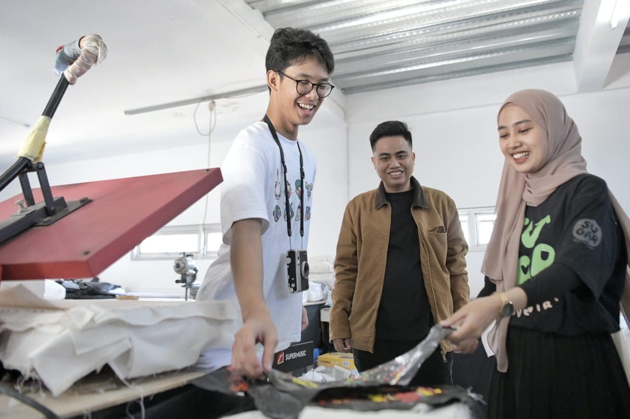 Alam Ganjar Puji 'Sugar Souvenir' Yang Produksi Souvenir Dari Limbah Plastik