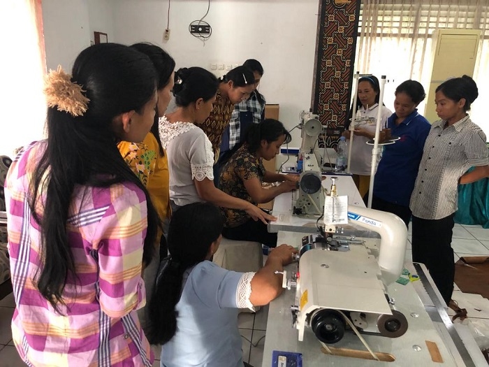 Dekranasda Sulsel Support Bantuan Peralatan Industri Kerajinan Anyaman di Tator