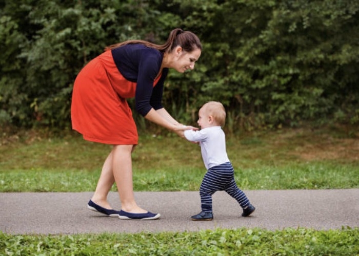 7 Cara Menstimulasi Bayi Belajar Berjalan Tanpa Risiko Jatuh