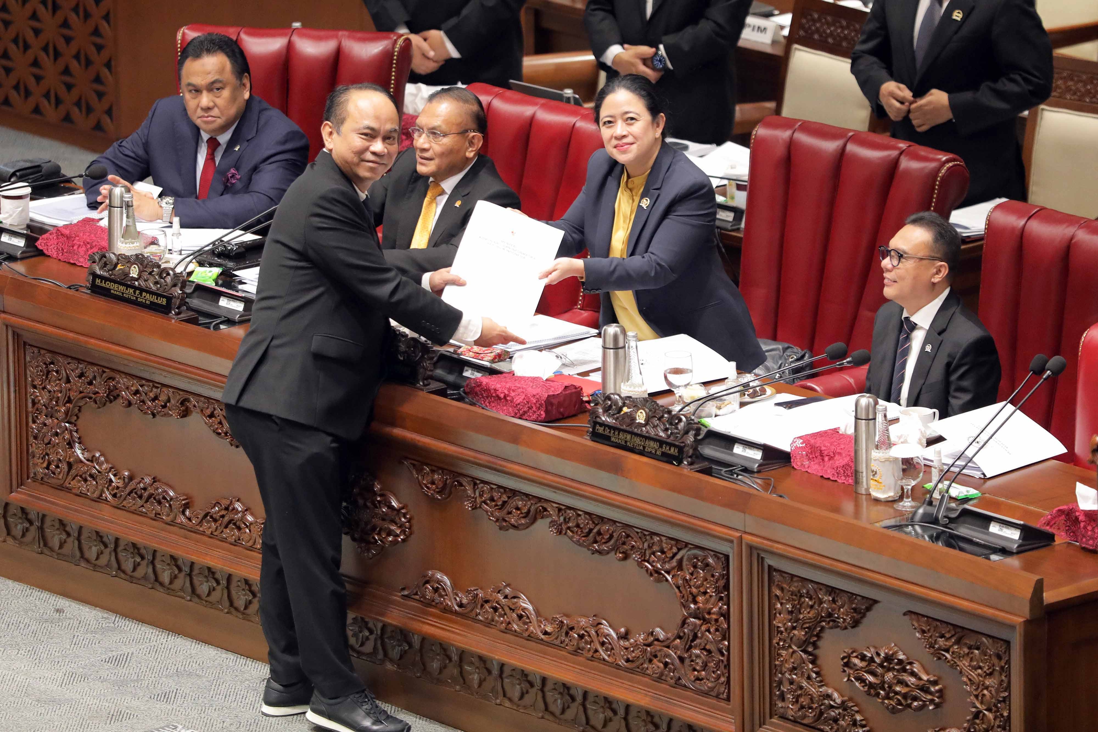 Tutup Masa Sidang II, DPR Hadiahi Pengesahan RUU ITE