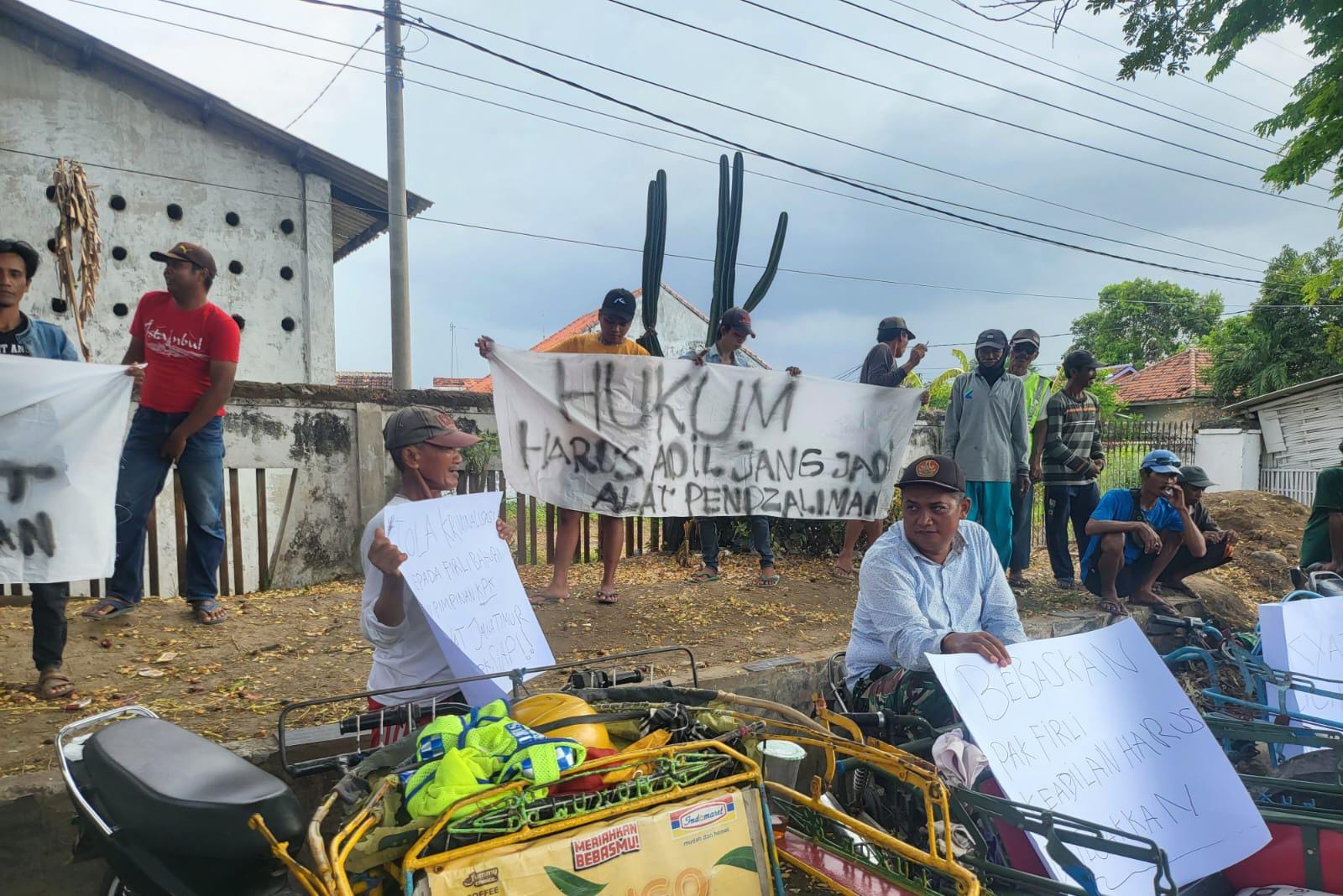 Puluhan Abang Becak Probolinggo Harap PN Jaksel Kabulkan Gugatan Praperadilan Firli