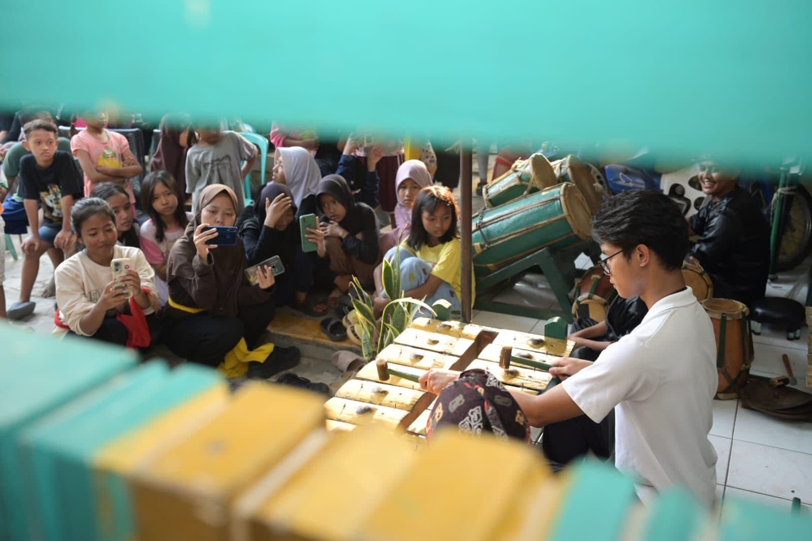 Belajar Tradisi dan Budaya Cirebon, Alam Ganjar Datangi Sanggar Seni dan Pusat Batik Trusmi