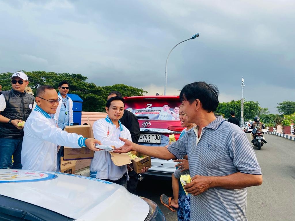Rampai Nusantara Bagikan Susu dan Roti Gratis ke Warga, Sosialisasikan Pilpres Satu Putaran