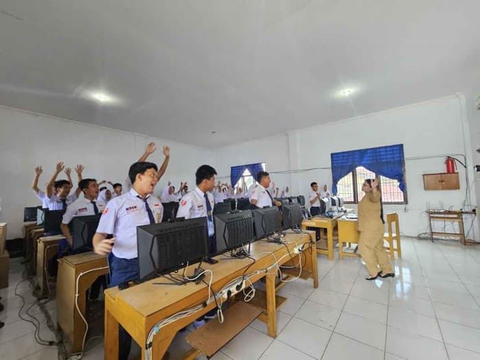 Mengapa Guru Harus Meningkatkan Kompetensinya Secara Terus Menerus?