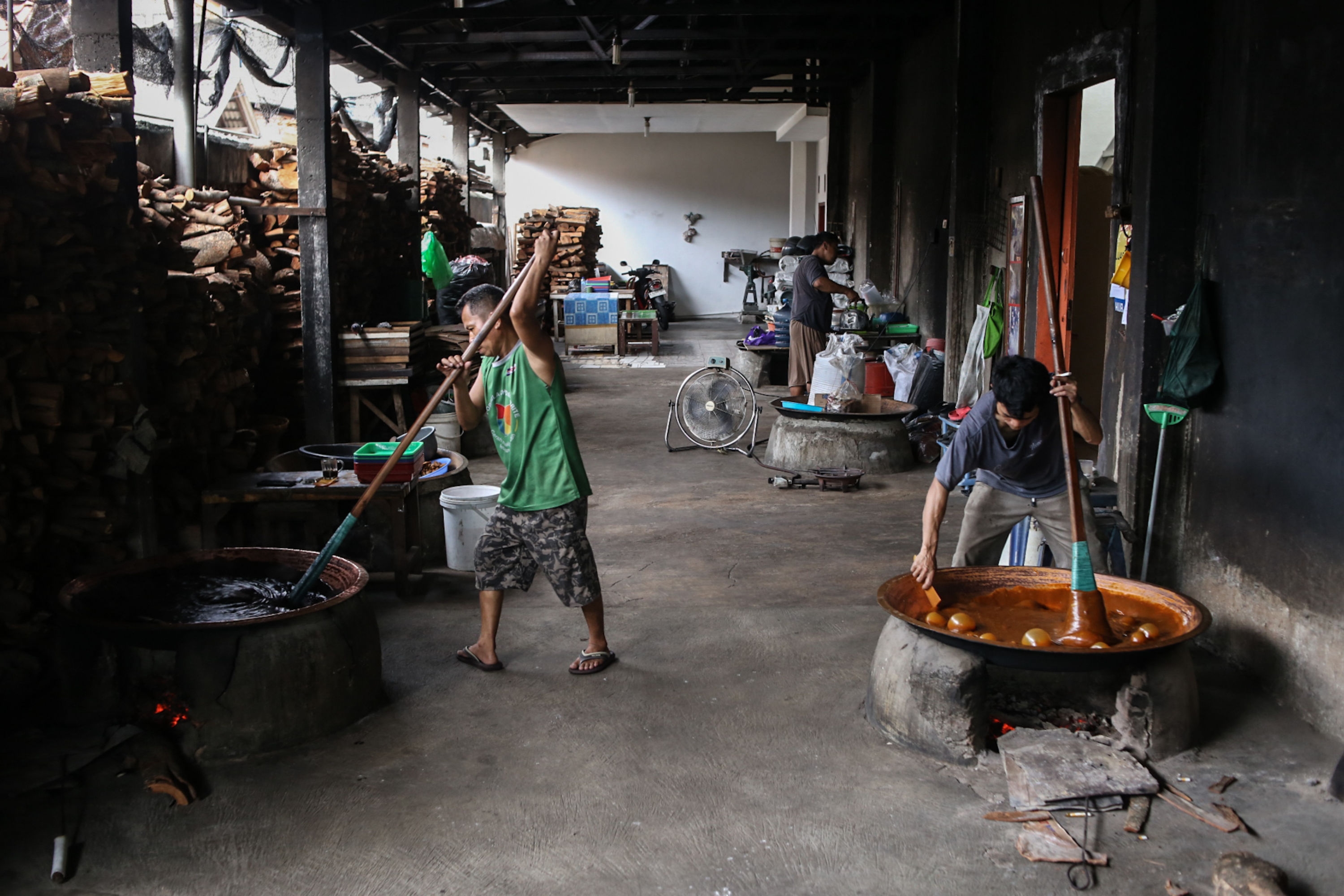 Setelah Mempelajari Alur Kegiatan Ekonomi, Bagaimana Sebaiknya Kalian Bersikap Terhadap Barang-Barang yang Kalian Pakai?