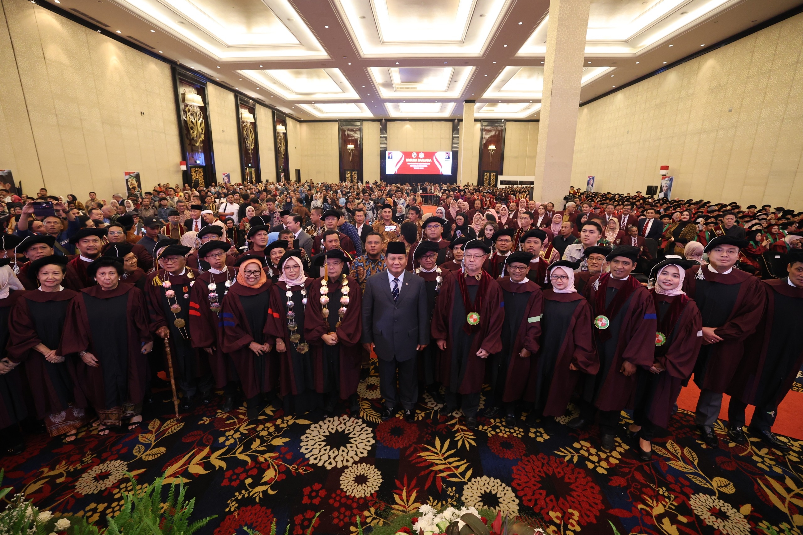 Di Wisuda UKRI, Prabowo Pesan ke Anak Muda Cari Kekayaan Tanpa Merampok Uang Rakyat