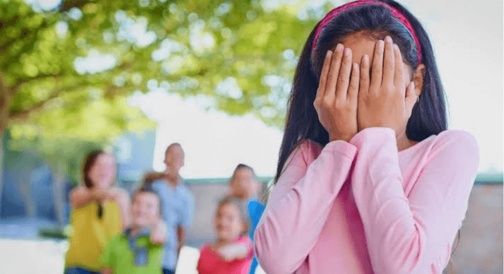 VIRAL Video Aksi Bullying Remaja Perempuan Dipukul dan Ditendang di Batam, Pelaku Sempat Bergaya Depan Kamera