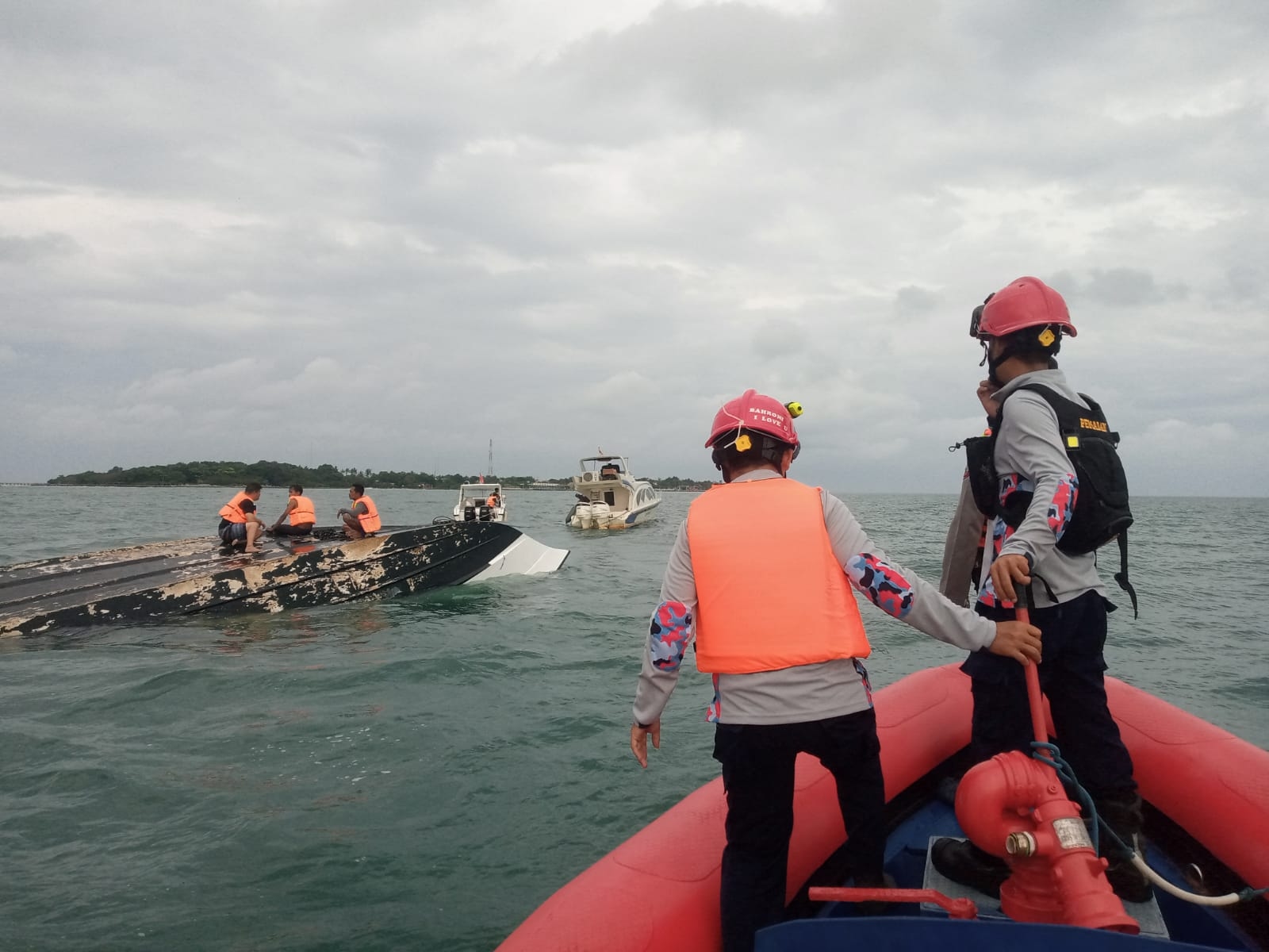 Speedboat KM Parikudus Terbalik karena Cuaca Buruk, 33 Penumpang Selamat
