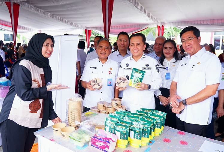 Pj Gubernur Agus Fatoni dan Pj Ketua TP PKK Buka Bazar Ramadhan dan Pasar Murah di Palembang