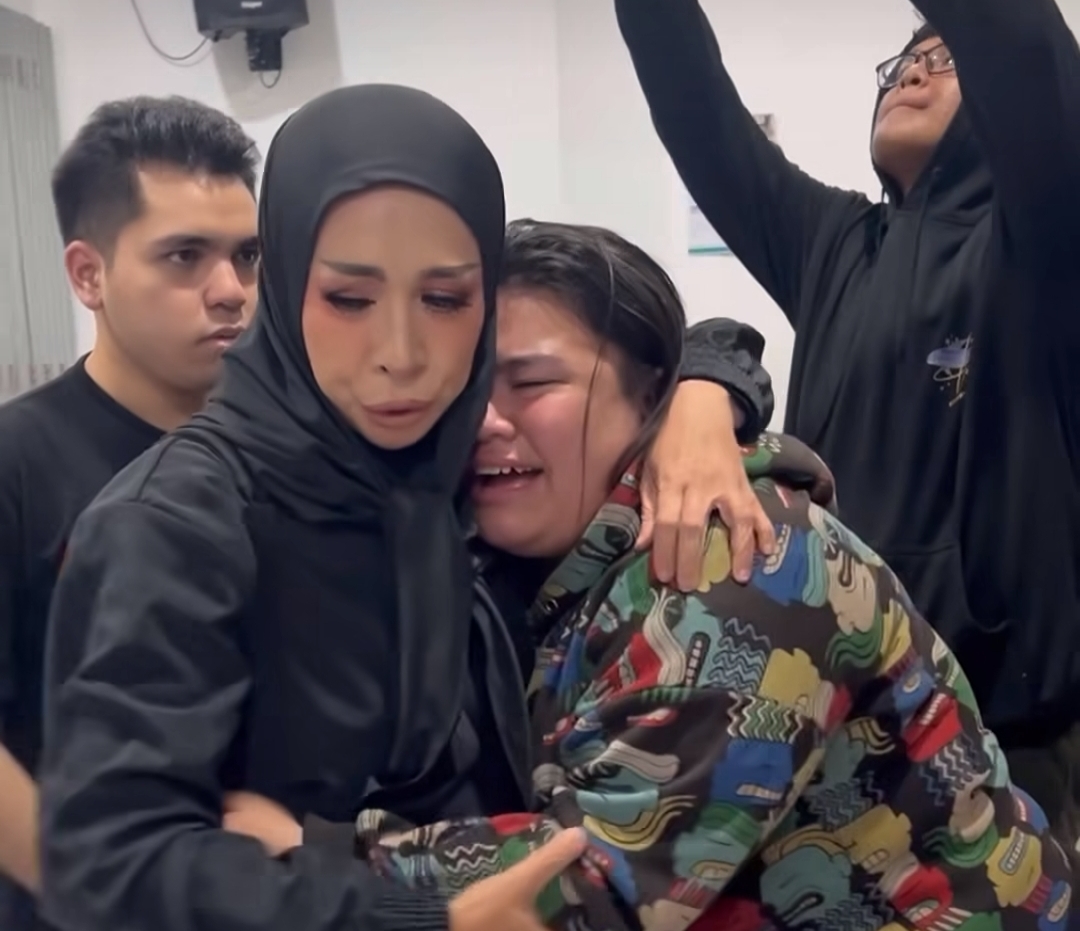 Melly Goeslaw Gantikan Sosok Adiknya di Wisuda Keponakan