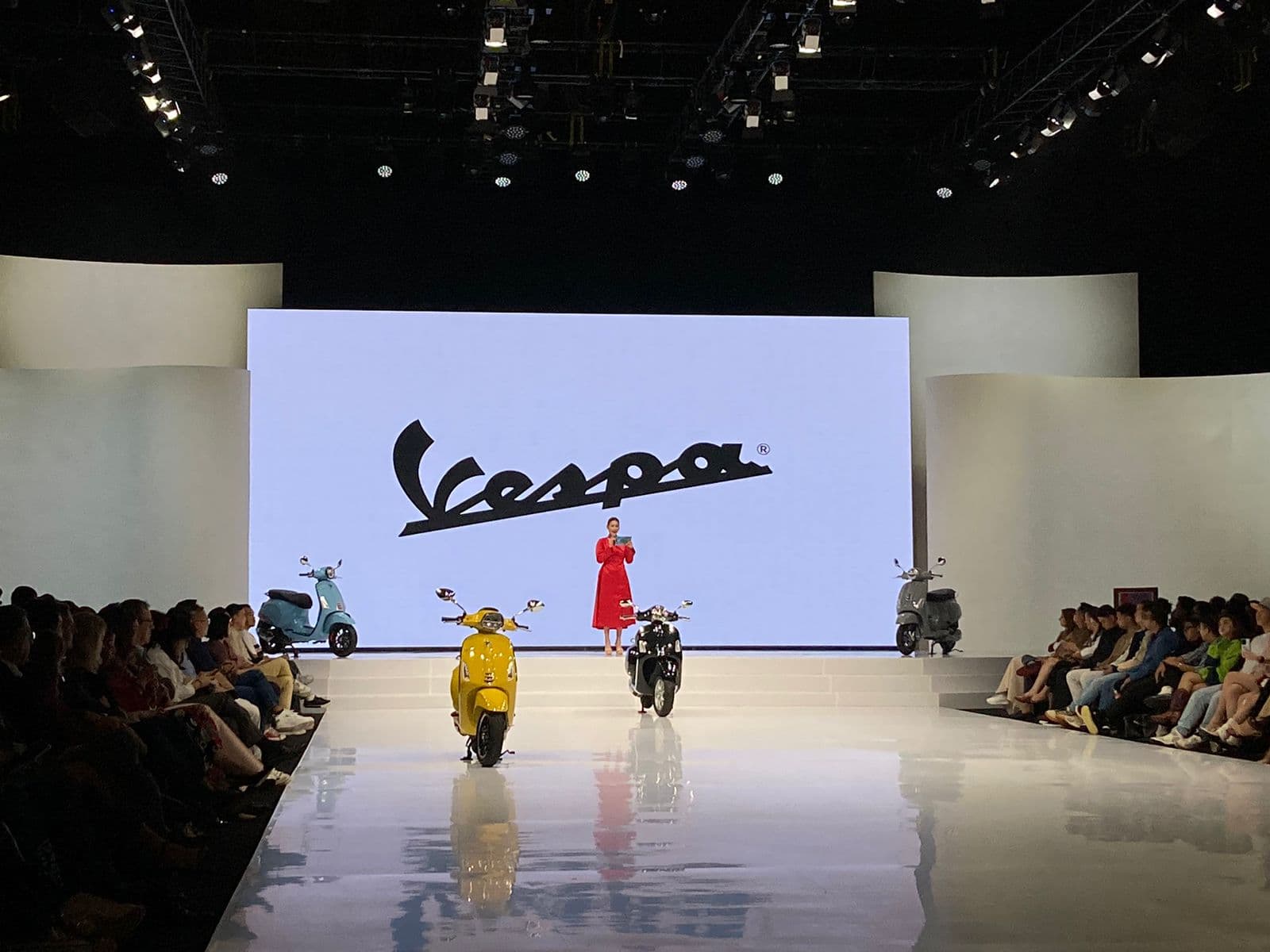 Vespa Kini Ramaikan Gelaran Mode Indonesia Fashion Week 2024