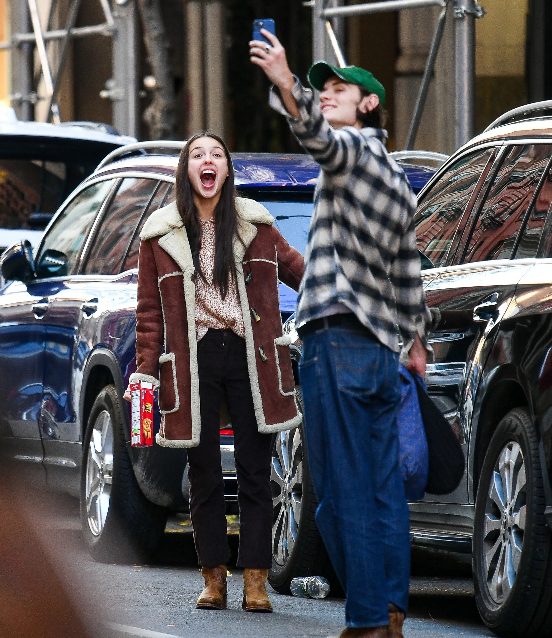 Lirik dan Makna So American, Lagu Cinta Pertama Olivia Rodrigo Untuk Louis Partridge