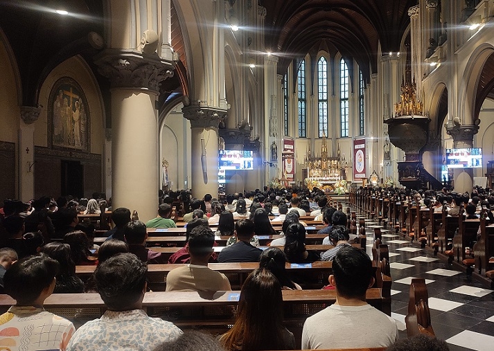 Ribuan Jemaat Khidmat Ikuti Misa Paskah Sore Gereja Katedral Jakarta