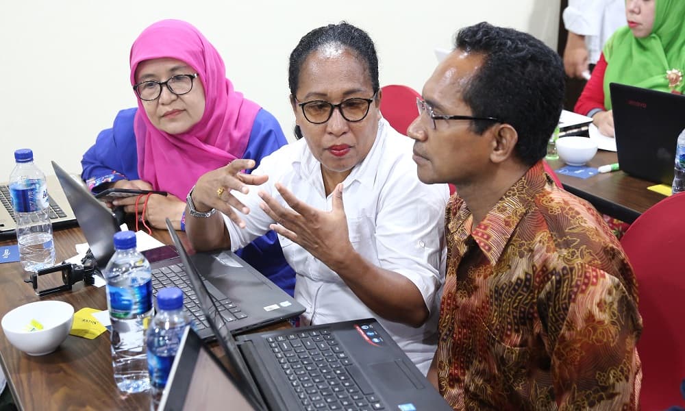 Bagaimana Perasaan Ibu dan Bapak Saat Mendapat Nilai yang Bagus Saat Bersekolah Dulu? Apa yang Guru Lakukan Saat Itu?
